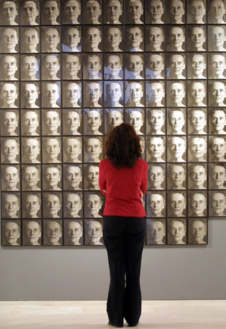 Una joven mira  Mare , de Pere Formiguera, que se exhibe en el IVAM.