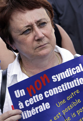 Una mujer pide con una pancarta el  no  en una manifestación en París.