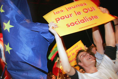 Un joven muestra un cartel a favor del  sí  en el mitin socialista celebrado anoche en Lille.