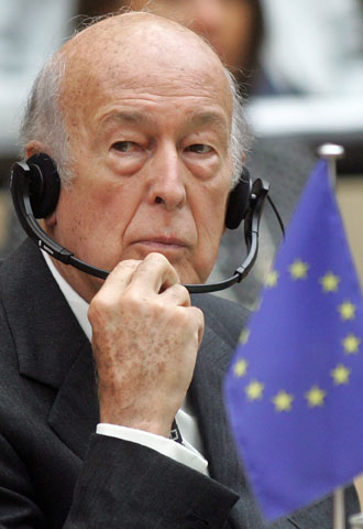 Giscard d'Estaing sigue el debate celebrado ayer en el Budesrat alemán.