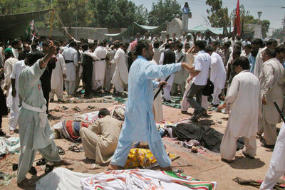 Decenas de personas tratan de identificar a algunas de las víctimas del atentado de ayer en Islamabad.