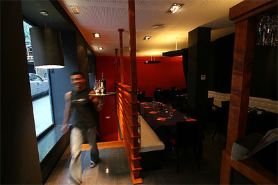 Interior de Ouh...Babbo, en Madrid. Abajo,   sogni prohibiti del pescatore   (raviolis gigantes rellenos de marisco y pescado).