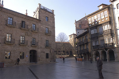 Plaza de España de Avilés, con la fachada del  edificio barroco que alberga el NH Palacio de Ferrera.
