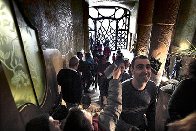 Una cola de turistas en la entrada de La Pedrera, el edificio de viviendas de Gaudí en el paseo de Gracia de Barcelona.