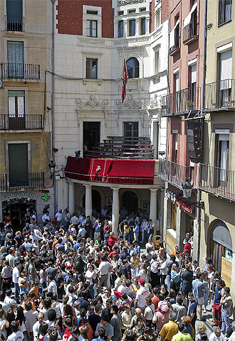 Concentración de vecinos en la plaza de Berga para mostrar el dolor por la muerte del joven Josep Maria. rnrnSUSANNA SÁEZ