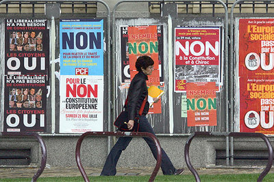 Una mujer pasa ante carteles por el   sí   y por el   no   en una calle de Lille (Francia).