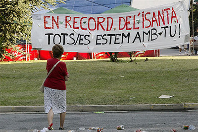 Pancarta en recuerdo del joven fallecido, instalada en el lugar donde murió.