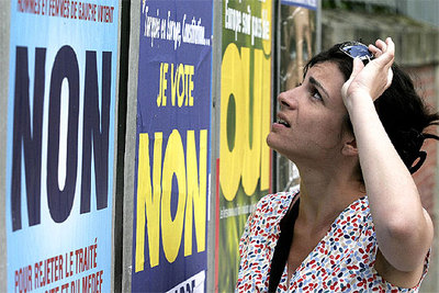 Una mujer lee la propaganda a favor del  no  colocada en una céntrica calle de la ciudad de Rennes, al oeste de Francia.