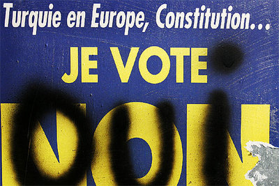La palabra  sí  escrita sobre un cartel del ultraderechista Frente Nacional que llama a favor del  no,  en Saint-Restitut.