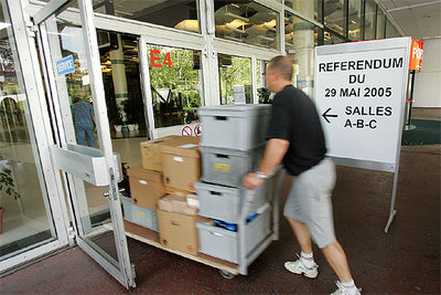 Un empleado del consulado de Francia en Ginebra transporta las urnas en las que deben votar los 25.000 franceses inscritos en esa ciudad suiza.
