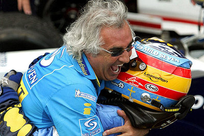 Flavio Briatore, director de Renault, abraza entusiasmado a Fernando Alonso.