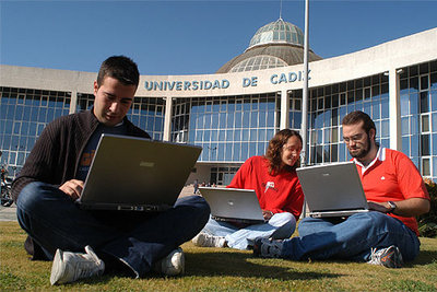 Alumnos de la Universidad de Cádiz en el campus de Puerto Real.
