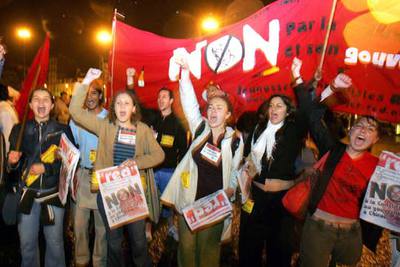 Simpatizantes de movimientos de izquierdas celebran la victoria del  no  en la plaza de la Bastilla de París.