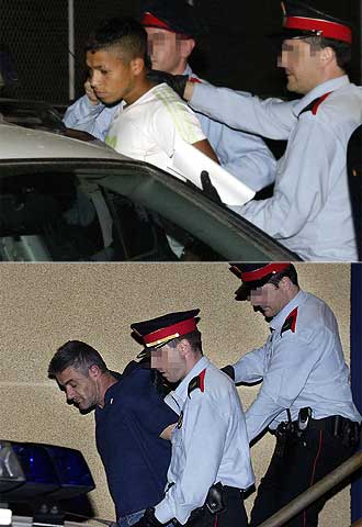 Los  mossos d'esquadra  conducen hasta el furgón policial a Pedro Enrique Méndez Vizueta (en la imagen de arriba) y a Santiago Sánchez Pachón (abajo), camino de la cárcel, tras declarar ante la juez en la noche del lunes.