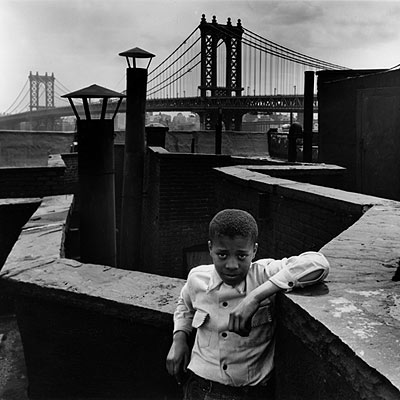  Chico en el tejado, Pitt Street, Nueva York  (1942), de Walter Rosenblum.