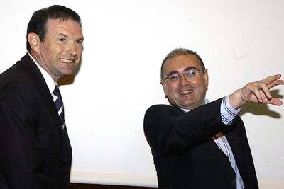 Ibarretxe, junto al líder de EB, Javier Madrazo, en la inauguración de unas jornadas sobre inmigración en Bilbao.