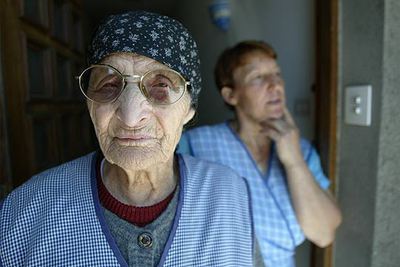 Pepa, de 94 años, vecina de esta localidad, junto a su hija Rosario.