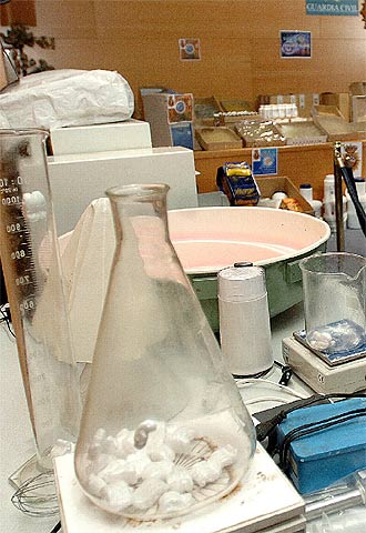 Parte del material decomisado por la Guardia Civil y la policía . 