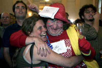 Miembros del Partido Socialista Holandés celebran la victoria del  no  en Amsterdam.