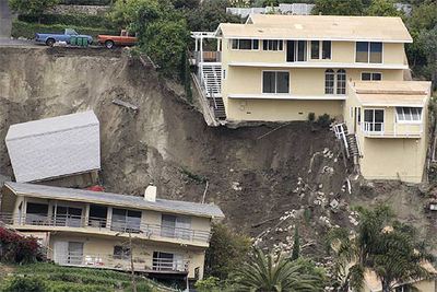 Un alud de barro derrumba varias casas en California