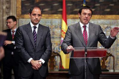 Plà (derecha) y Camps, tras la firma del pacto del Estatuto.