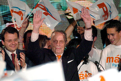 Manuel Fraga (PP), durante el arranque de campaña que protagonizaron anoche en Santiago de Compostela.