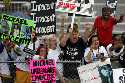 Seguidores de Michael Jackson, ayer a las puertas del juzgado de Santa María, en Santa Bárbara.