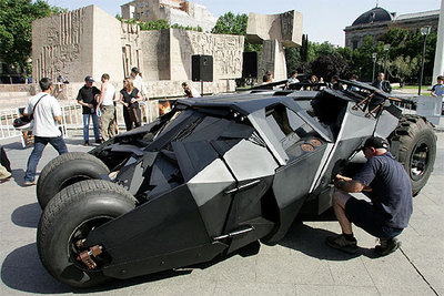 EL COCHE DE BATMAN CIRCULA POR MADRID.
