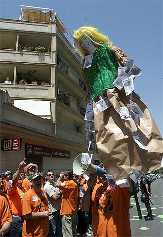 Protesta de los funcionarios de Justicia ayer en Granada.