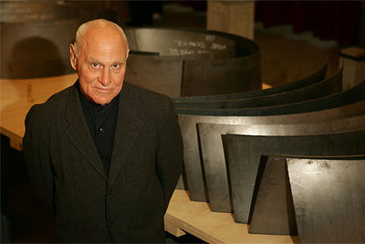 El escultor norteamericano Richard Serra, ante las maquetas del conjunto de esculturas 'La materia del tiempo', instaladas ahora en el Museo Guggenheim de Bilbao.