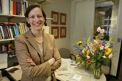 Anne Applebaum, en su despacho de 'The Washington Post', en abril de 2004, después de ser galardonada con el Premio Pulitzer.