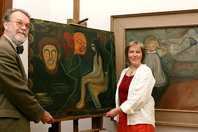 Wulf Herzogenrath y la restauradora Barbara Wiemer sostienen  Joven y tres cabezas de hombres,  de Munch.