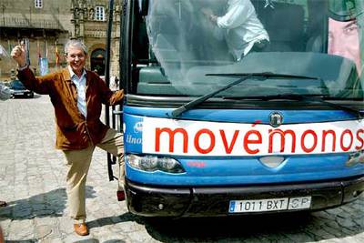 Emilio Pérez Touriño se sube al autobús de campaña al inicio de la jornada de ayer, en Santiago de Compostela.