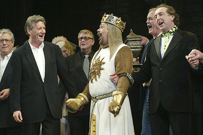 Terry Jones, Michael Palin, Mike Nichols, Tim Curry, John Cleese y Eric Idle (de izquierda a derecha), en el estreno de  Spamalot  en Broadway.