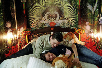 A la izquierda, la habitación número 214, con el nombre  Two swans. Fertility shrine Dos cisnes. Templo de fertilidad),  del trío estadounidense Friendswithyou. A la derecha, una de las escaleras del hotel Fox de Copenhague.