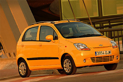 Los trazos abombados definen la imagen del nuevo Chevrolet Matiz. Destaca el diseño simpático del frontal, que integra bien unos faros grandes y el parachoques en el color de la carrocería.