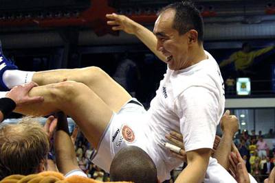 Duishebáev es manteado por sus compañeros del Ciudad Real tras su partido de homenaje.