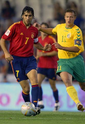 Raúl controla el balón ante Poskus.