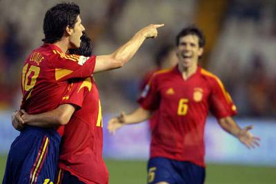 Luque, abrazado por Vicente tras el gol, que también celebra Albelda.