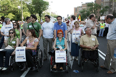Irene Villa, segunda por la izquierda, y Juan José Aliste, a la derecha, junto a otras víctimas de ETA.