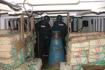 Miembros del GEO examinan la bodega del  Atlantic Warner , repleta de fardos de cocaína.