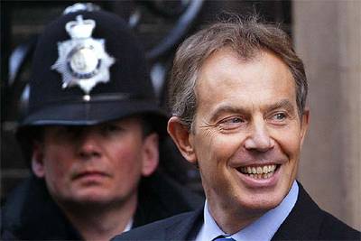 El primer ministro británico, Tony Blair, saliendo de Downing Street.