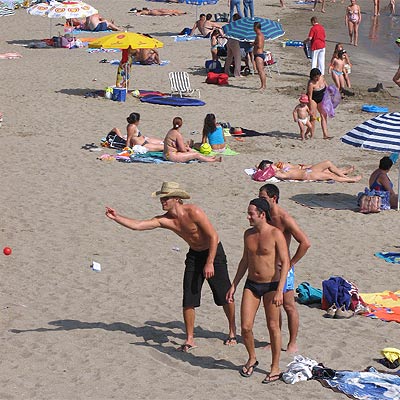 Vecinos y visitantes de Marbella, ayer en la playa.