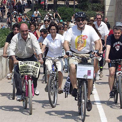 Los ciclistas se congregaron a mediodía en el antiguo cauce del río Turia.
