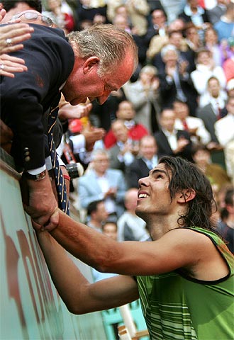 Rafael Nadal recibe la felicitación del rey Juan Carlos.