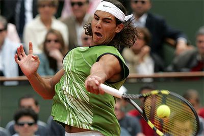 Rafael Nadal, ayer, en un  drive  con su brazo izquierdo.