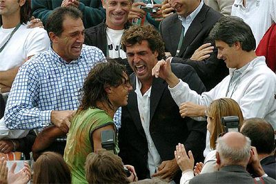 Rafael Nadal celebra su victoria con sus familiares, entre ellos (en el centro) su tío Miguel Ángel.