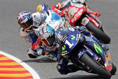 Dani Pedrosa, en cabeza de la prueba por delante de Álex De Angelis y Jorge Lorenzo.