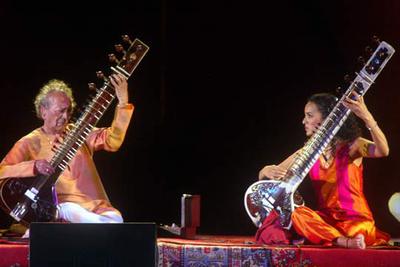 Ravi (izquierda) y Anoushka Shankar, durante su actuación en Fez.