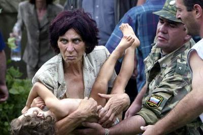 Una mujer saca a su hijo de la escuela de Beslán, en Osetia del Norte, en septiembre de 2004.